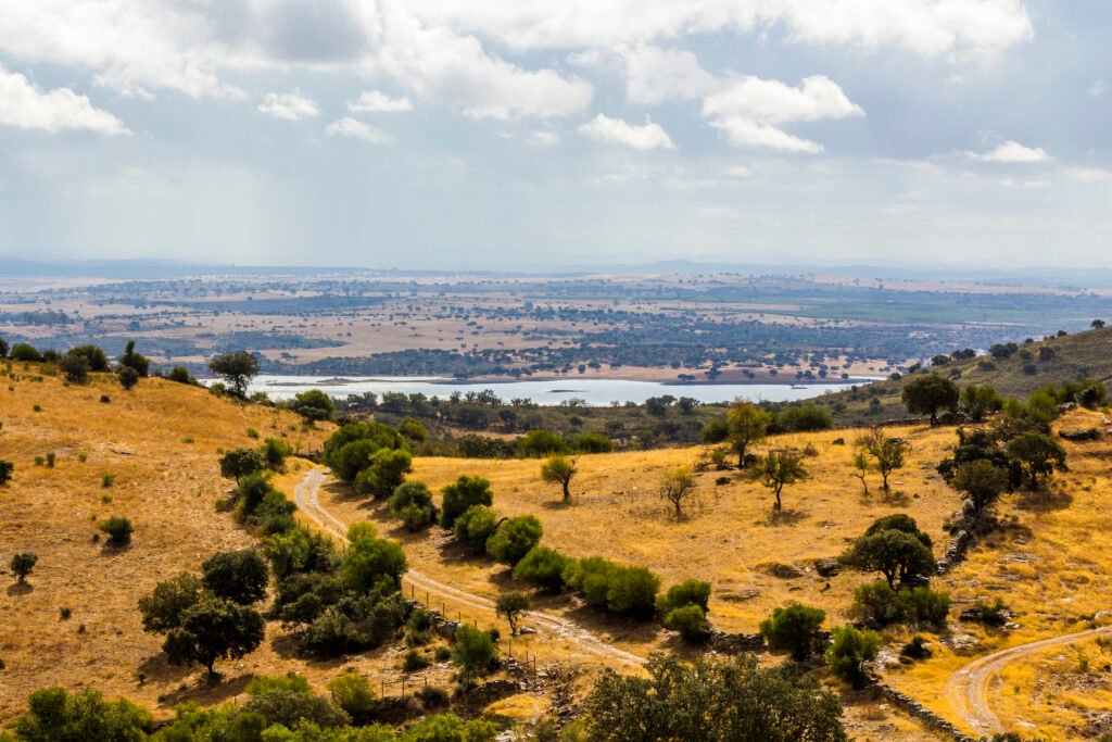 Vista-para-o-Lago-Alqueva-em-Monsaraz-Credito-Turismo-do-Alentejo-1024x683 Alentejo: conheça os principais atrativos turísticos da maior e mais autêntica região de Portugal